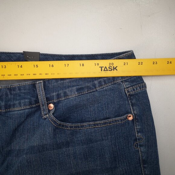 NWT Torrid Ladies Size 22 Medium Wash Distressed Rough Hem Blue Jean Shorts - Picture 12 of 14